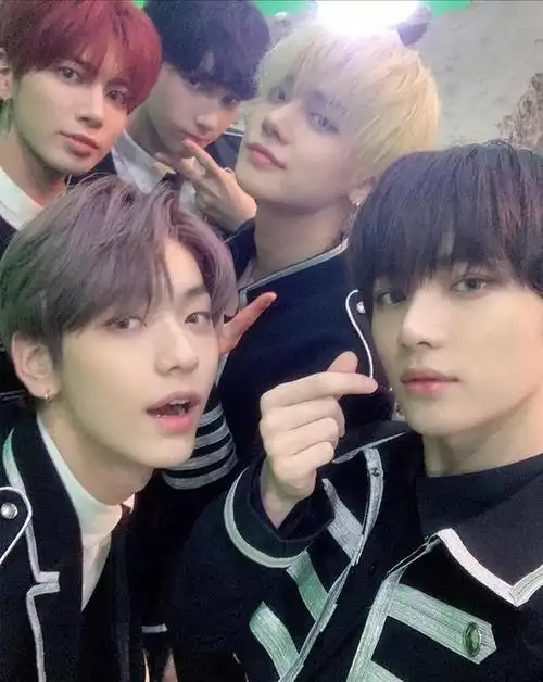 开一个档五人合照楼