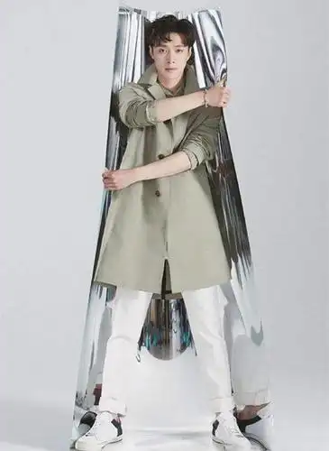 我们张艺兴也亮相了巴黎时装周穿风衣超帅可搭配的鞋子好特别