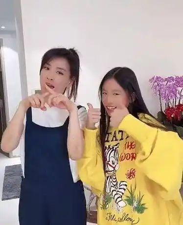 不化妆还露额头,51岁素颜竟比12岁女儿还好看_林瑞阳_网友_年龄