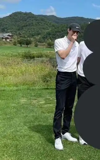 都是时尚杂志的标配,世勋从出道开始就被夸是模特身材气质突出,夸了整