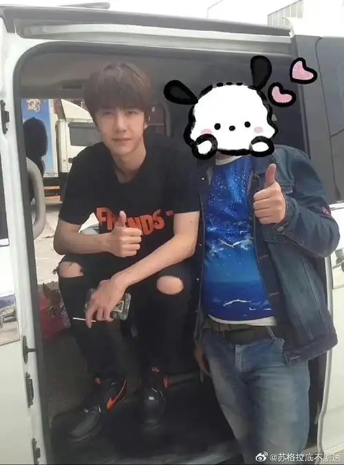 王一博早期与素人合照