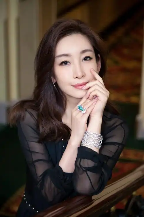 简介:秦海璐黑色连衣裙妩媚惊艳图片,分享一组秦海璐图片给大家,图中