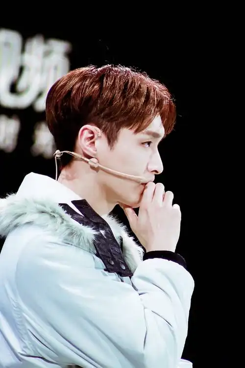 各位赏丝们超话前20男明星侧颜比美贴来了