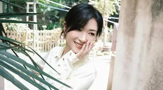 演员万茜从不炒作嫁普通丈夫40岁高龄为小丈夫生孩子