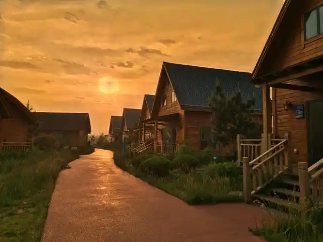 《夕阳洒落小镇》摄影:汤仲文老师