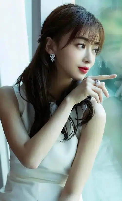 山清水秀,美人如画.端庄大方,怡然自得.最美"璎珞"吴谨言.