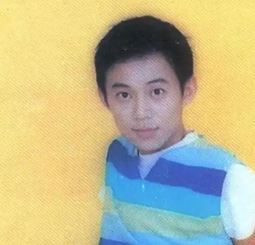 何炅年轻时和沈腾合影,完全就是个假笑男孩,比沈腾还要搞笑