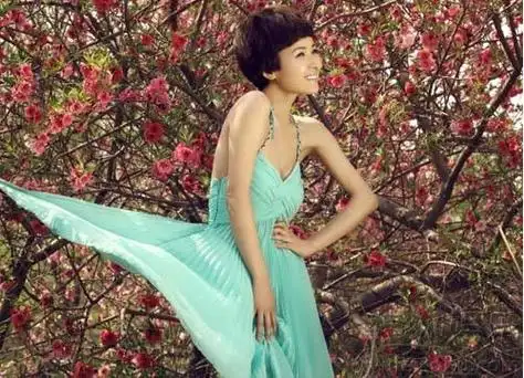 在剧中黄曼饰演的邓心华感情很泛滥,在生活中黄曼的感情生活却不被人