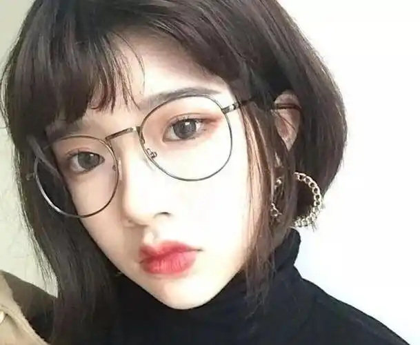 戴眼镜女生的短发仙气十足