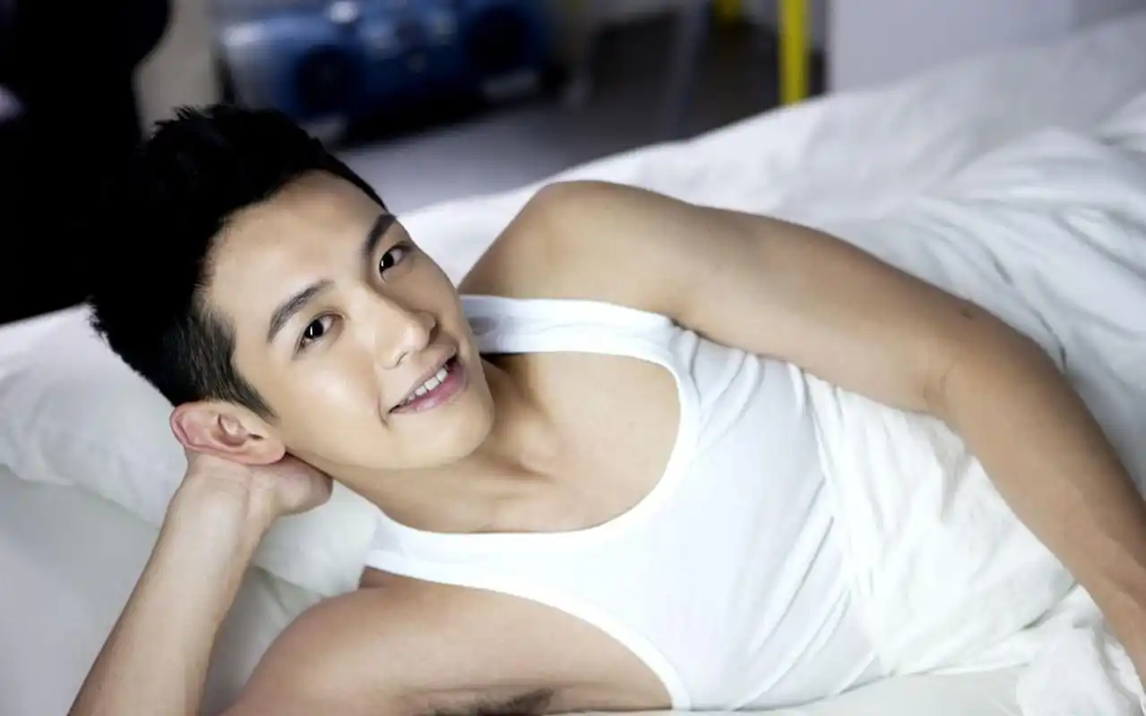 > 台湾明星柯震东帅气时尚写真图片电脑桌面壁纸下载(1280×800)