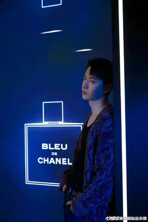 幸福美满#王一博中秋营业90照片96王一博在微博晒出侧脸剪影照片