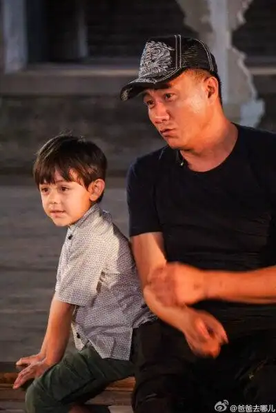 爸爸去哪儿#诺一依偎着"临时爸爸"@胡军 ,亲大爷和傻白甜的温馨筒餐