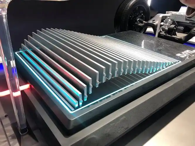 比亚迪和宁德时代正面刚,刀片电池全面外供,来自红旗的订单已出货_中