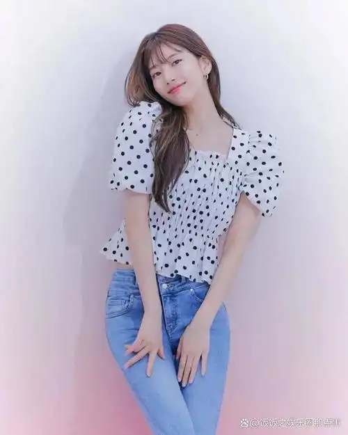 裴秀智不仅以其美丽的外表和"国民初恋"的形象深受喜爱,更以其在多个