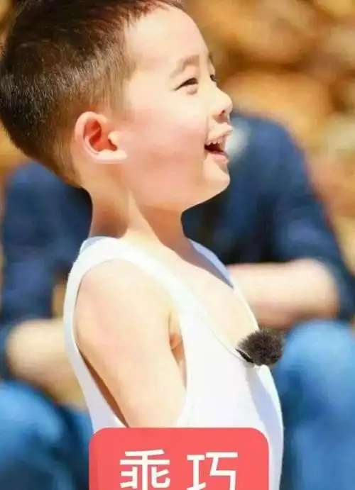 应采儿发陈小春童年照看到最后一张照片后小小春是亲生无疑了