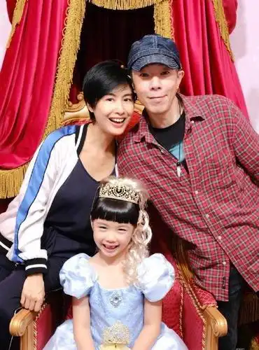 黄贯中再唱经典,观众坐不满太尴尬,朱茵低调造型卖力呐喊支持