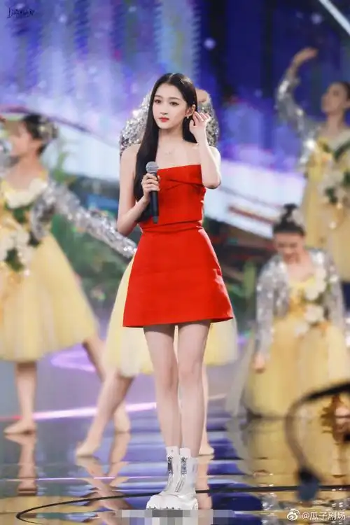 关晓彤北影节闭幕式造型花絮照##关晓彤北影节和二十不惑2今晚见#ipp