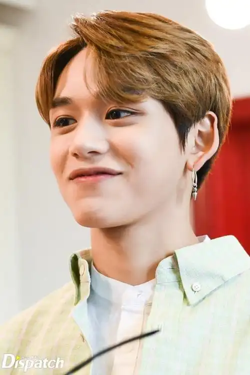 黄旭熙,1999年1月25日出生于中国香港,中国流行乐男歌手,韩国男子演唱