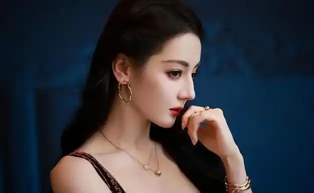 光2023年,她身上的商务代言即将就多达二十个,而且备受高端时尚品牌的