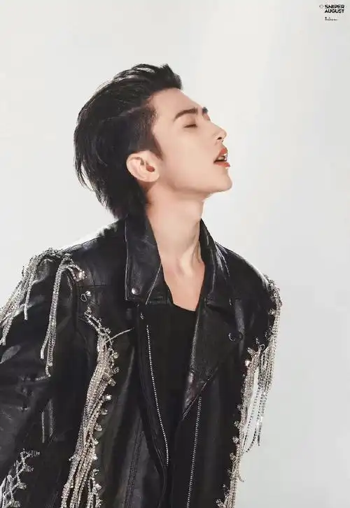 仰头喉结鲨,是你心中的完美视角嘛|喉结|视角|蔡徐坤_新浪新闻