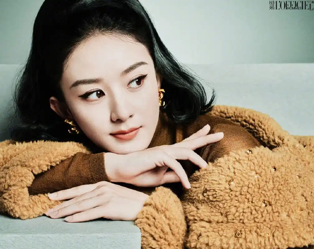 赵丽颖登上时装男士九月封面人物,身穿max mara 2023年秋冬系列服饰