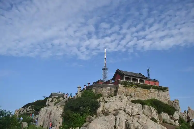 玉皇庙建于泰山极顶,为泰山地势最高的建筑物,由山门,玉皇殿,迎旭亭