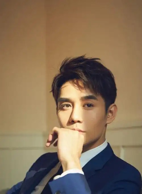 王凯的头发还是有点乱乱的,把手放在下巴也是更加成熟有魅力