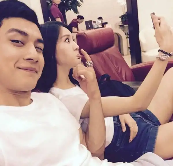 金晨否认与寸头男深夜拥吻!醉酒走路不稳被搀扶,男方颜值超帅气