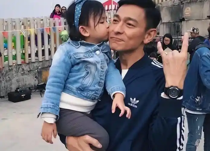 回顾豪门千金朱丽倩携亿万身家嫁给刘德华46岁高龄产子今怎样了