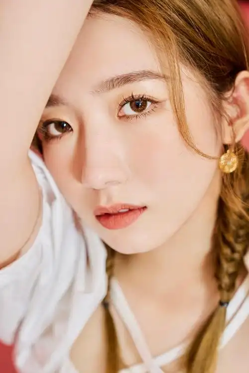 孟美岐美照曝光穿白色短上衣秀精致蛮腰