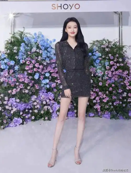 想要成熟风的姐妹快看过来,孙怡得这双水钻高跟凉鞋就很适合,上衣搭配