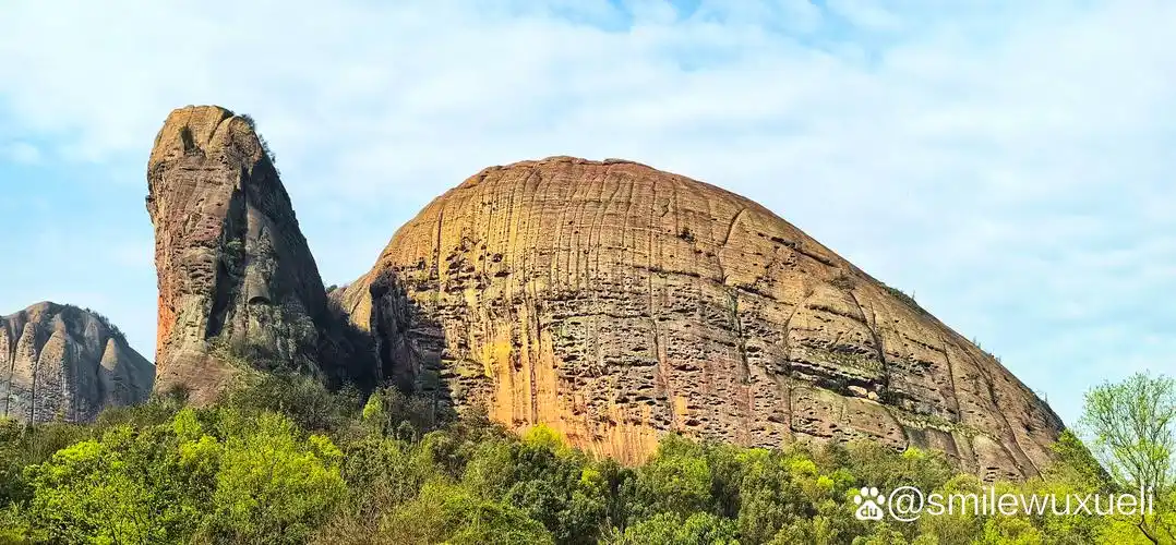 弋阳龟峰,位于江西省南部弋阳县,以其奇特的地貌和独特的景观闻名于世