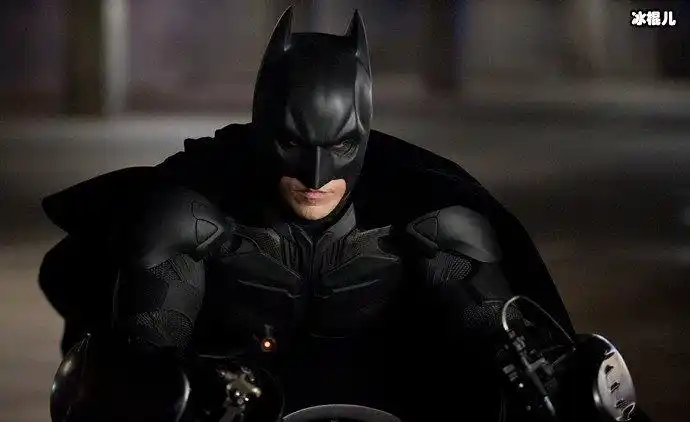 蝙蝠侠叫做布鲁斯韦恩他在这部剧中的人设是一个富二代,但虽然他的