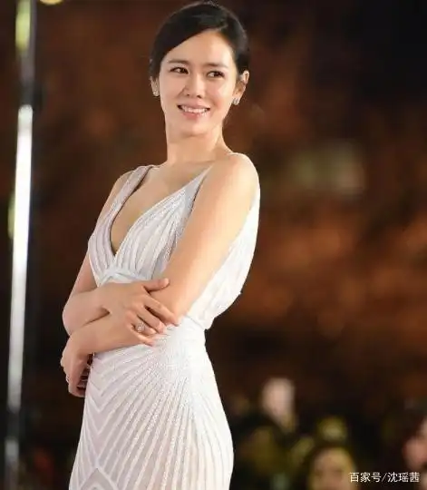 39岁孙艺珍身材真好,深v礼裙亮相活动,微胖身材更是迷人