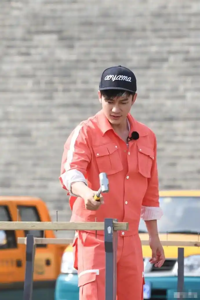 跑男最新一期开播李晨太搞笑居然现场尬舞王祖蓝最为认真