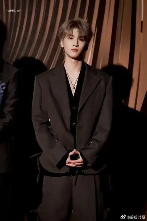 严浩翔下车图##严浩翔西装贵公子