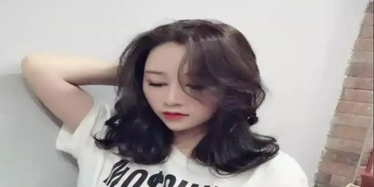 梨花烫就是八字刘海的首选搭配发型很耐看的呢这款发型特别适合走小