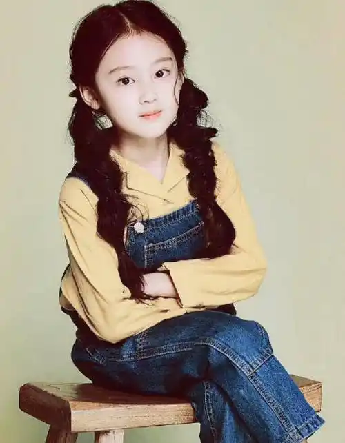 被tfboys宠爱的女孩长大了,五官精致气质出众,小女神诞生了!