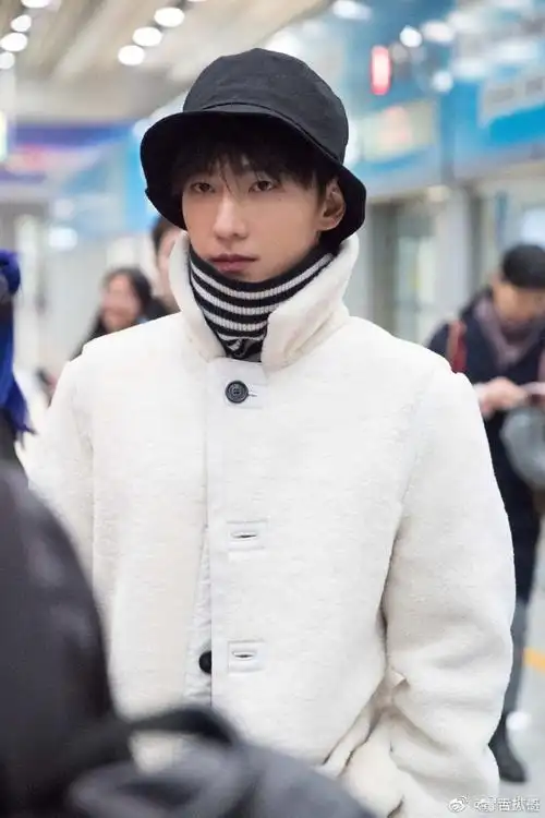 百搭降温外套# 帅气的杨洋轻松驾驭各种各.