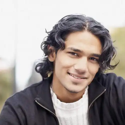 西方人,成年人,脸,头,脸颊,头发,一个人,微笑,方图,室外,特写,白天