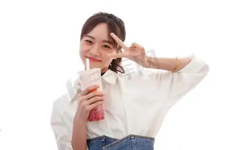 拿着奶茶的年轻女孩