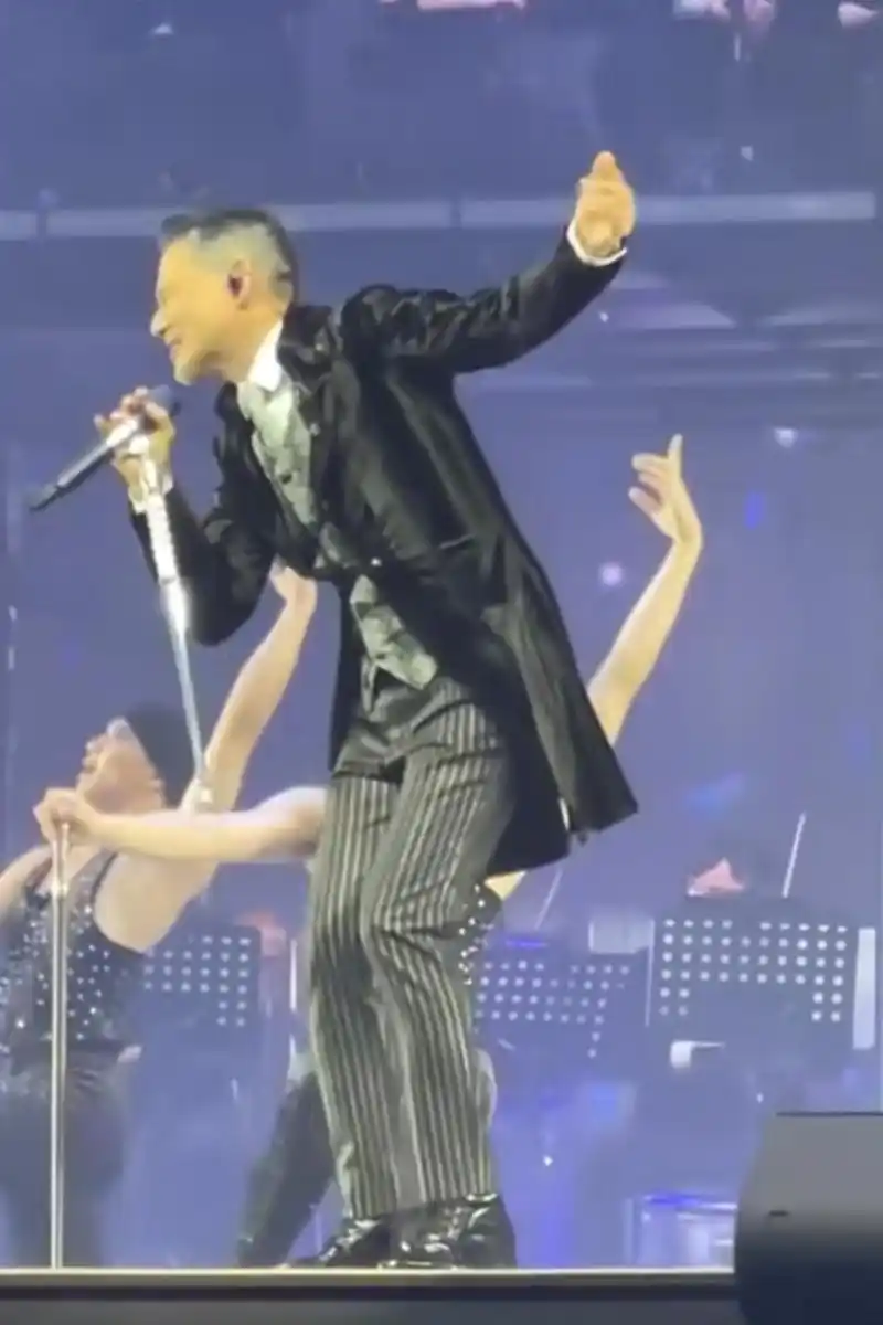 天王张学友新加坡演唱会现场火爆,永远经典动作,夹腿,兰花指,踩烟头