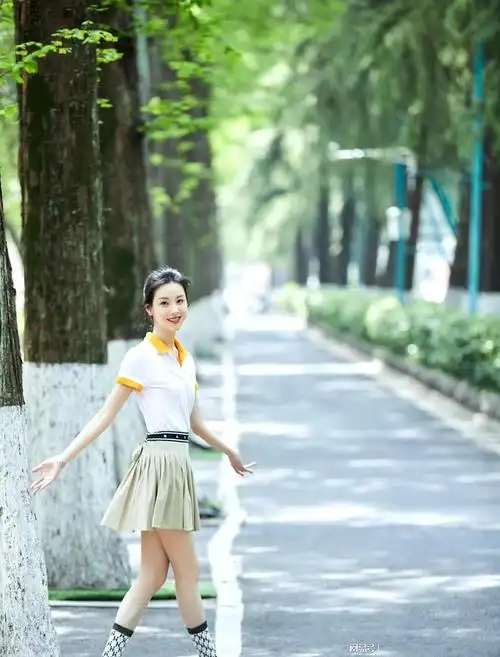 陈都灵南航校园随拍polo衫配百褶短裙学院风穿搭清纯又减龄