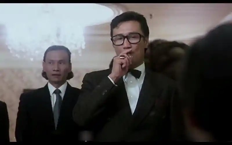 谢贤年轻时有多狠?力压发哥和邓光荣,连警司都敢杀,港片