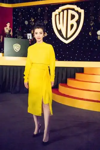 周冬雨身穿明黄色一字肩衬衫礼服,小黄鸭穿上本命色也是有模有样,明