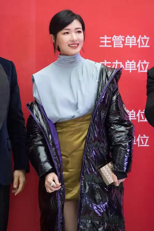 万茜获中国电视好演员殊荣 穿羽绒服走红毯个性十足__凤凰网