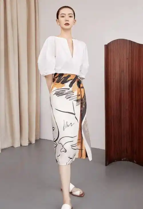 有种坐姿叫戚薇的坐姿,双腿盘在一起,体重过百的女生都模仿不来_的