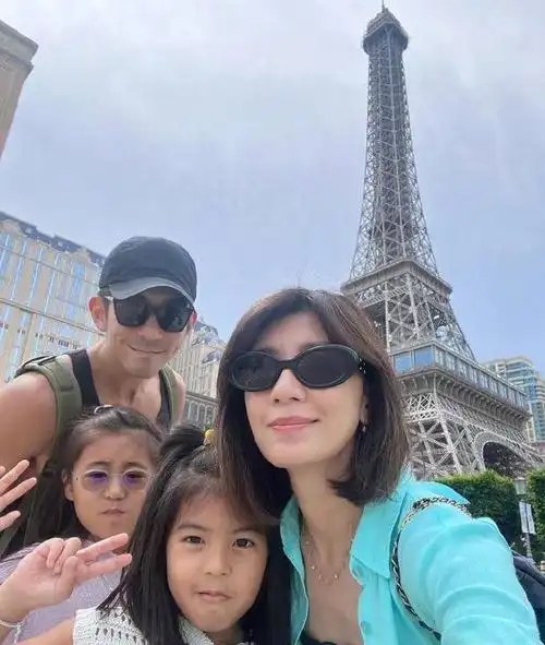 贾静雯49岁生日,修杰楷带俩女儿飞四川为老婆庆生,一家人超幸福