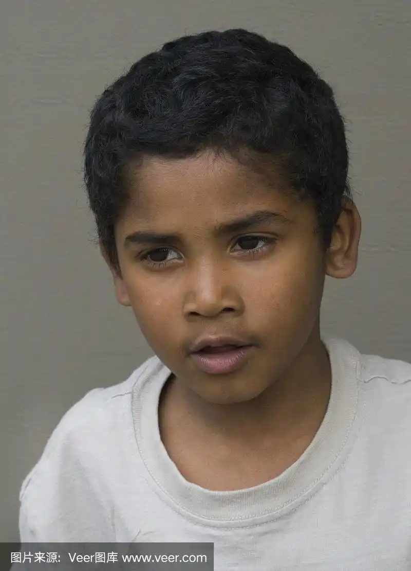 体贴的混血儿小男孩