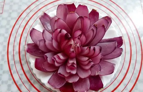 取出放盘子里,稍微整理一下形状,撒上孜然粉就可以开吃了.